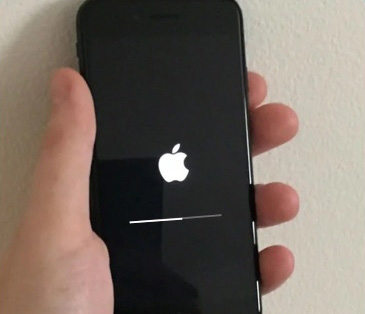 Айфон мигает яблоко и не включается. Айфон завис на яблоке. Iphone 11 перезагружается на яблоке. Iphone 12 завис на яблоке. Обновление зависло на яблоке.